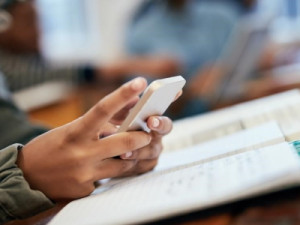 Com uso banido até no recreio, projeto que proíbe celulares nas escolas volta a tramitar na Câmara