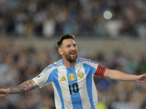 Messi dá show no reencontro com a torcida e lidera goleada da Argentina sobre a Bolívia