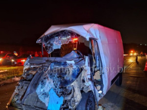 Duas pessoas morrem em acidente com carreta e van na Rodovia do Açúcar em Rio das Pedras