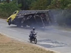 Motorista de caminhão morre ao capotar veículo na CE-292 em Crato