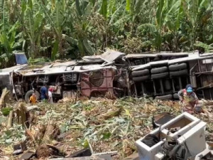 Trio elétrico capota e deixa três pessoas mortas e seis feridas em rodovia da Mata Norte