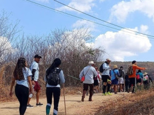 Mais de 70 pessoas participam de romaria saindo em caminhada de Várzea Alegre para o Horto do Pe. Cícero