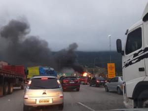 Briga entre 150 torcedores do Palmeiras e do Cruzeiro deixa um morto e 12 feridos na Rodovia Fernão Dias em Mairiporã, diz PRF