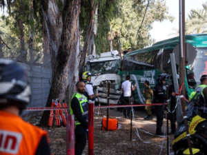 Caminhão invade ponto de ônibus e deixa dezenas de feridos perto de base militar em Israel