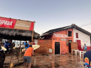 Fogos de artifício disparados em carreata causam incêndio em duas barracas em Forta-leza