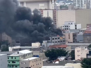 Incêndio atinge prédio comercial no Brás, no Centro de SP