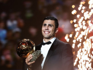 Bola de Ouro 2024: Rodri é eleito o melhor jogador do mundo, e Vini Jr. é segundo