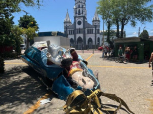 Estátua de santa de 14 metros de altura tomba em praça em Fortaleza