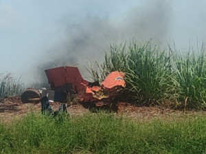 Avião da FAB cai após colidir com outro em Pirassununga; piloto se ejeta antes da queda