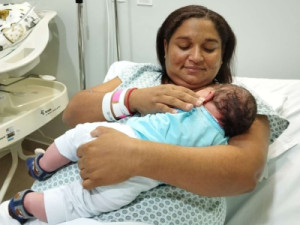 Bebê 'gigante' nasce com mais de 5 kg em caso raro no interior do Ceará; entenda