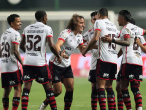 Com gol de falta de David Luiz, Flamengo vence o Cruzeiro e se mantém no G-4