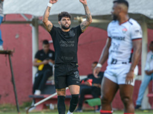 De virada, Corinthians bate o Vitória fora de casa e dá salto na tabela