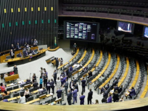 Fim do '6x1'? Deputados tentam emplacar PEC para reduzir jornada de trabalho; Congresso já engavetou tese antes