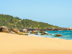 Praia de Taquarinhas, a única deserta de Balneário Camboriú, é vendida por R$ 31,5 mi-lhões