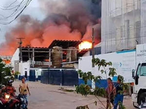 Incêndio de grandes proporções atinge 5 mil m² de fábrica de colchões em Olinda