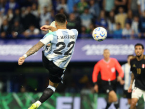 Com golaço de Lautaro Martínez, Argentina vence o Peru na Bombonera