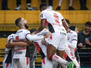 Com um a mais, Vitória bate o Criciúma e abre distância do Z-4 na Série A