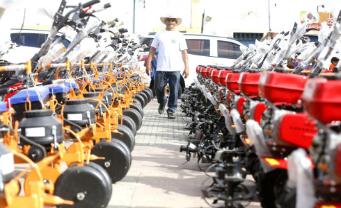 Agricultura familiar: associações e cooperativas de 85 municípios cearenses recebem motocultivadores