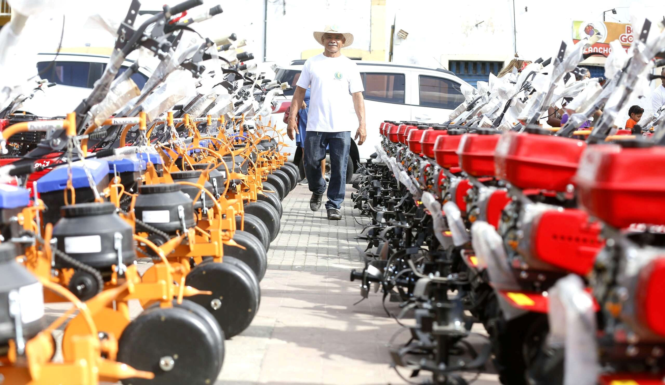 Agricultura familiar: associações e cooperativas de 85 municípios cearenses recebem motocultivadores