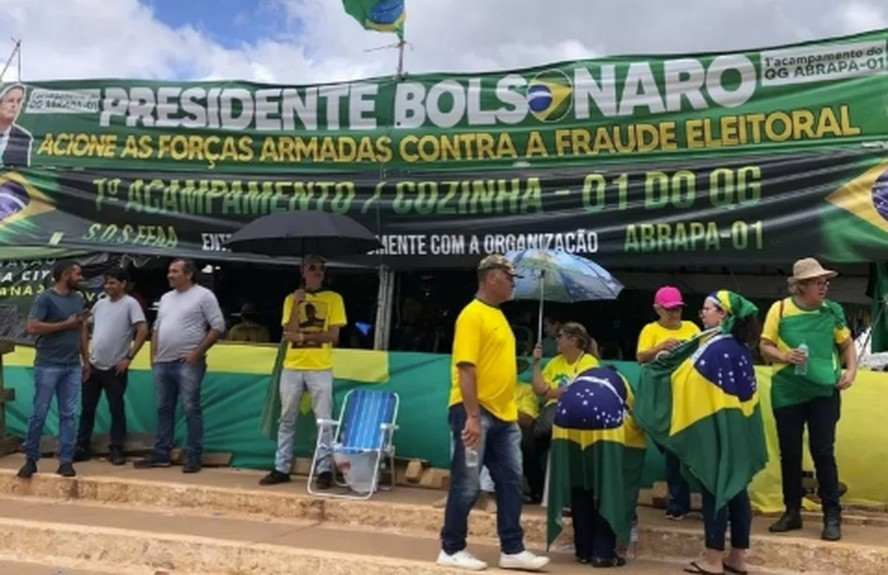 PF aponta que Mauro Cid atuou para manter acampamentos golpistas em frente a quarteis