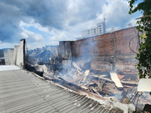 Incêndio destrói loja de calçados de 1,3 mil m² em SC e empresa estima R$ 8 milhões de prejuízo