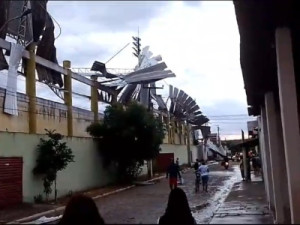 Chuva alaga ruas, derruba árvores e destrói parte dos tetos de escola e estádio em Brejo Santo, no Ceará