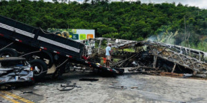 Acidente com ônibus, carreta e carro deixa ao menos 38 mortos em MG