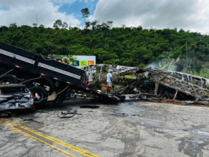 Acidente com ônibus, carreta e carro deixa ao menos 38 mortos em MG