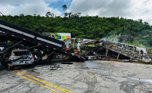 Acidente com ônibus, carreta e carro deixa ao menos 38 mortos em MG