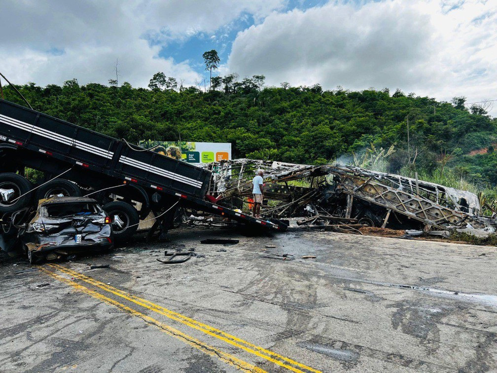 Acidente com ônibus, carreta e carro deixa ao menos 38 mortos em MG