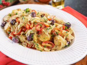 Salada de bacalhau com batata e azeitona para ceia de Natal