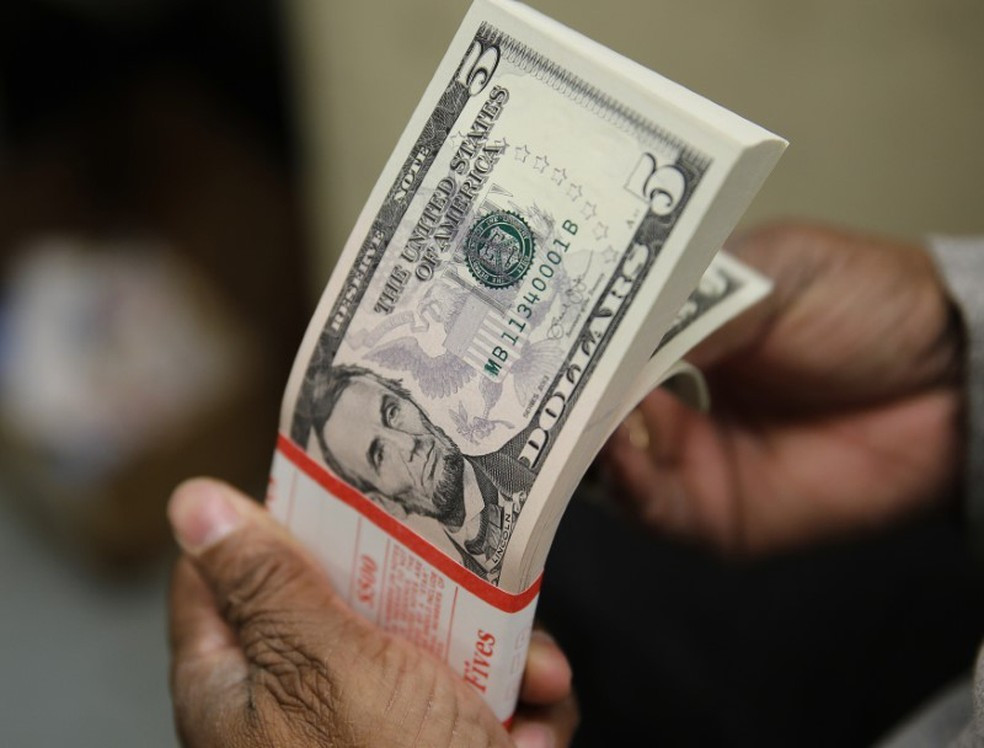 Dólar abre em alta e bate R$ 6,16, com avaliação final do pacote de corte de gastos; Ibovespa cai