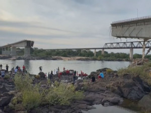 16 pessoas senguem desaparecidas após ponte entre Maranhão e Tocantins desabar, uma morte confirmada