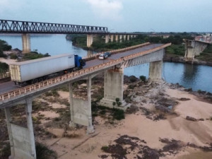 Governo pede que população evite contato com água do rio após queda de caminhão com ácido sulfúrico em ponte entre TO e MA