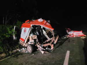 Três socorristas e um paciente morrem em batida entre ambulância e caminhão no Paraná