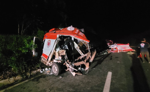 Três socorristas e um paciente morrem em batida entre ambulância e caminhão no Paraná