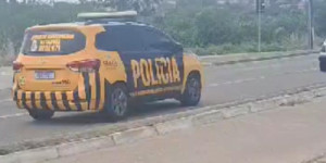 Motorista de carro com licenciamento vencido foge da Polícia Militar e provoca perseguição na CE-040