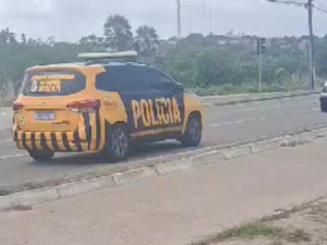 Motorista de carro com licenciamento vencido foge da Polícia Militar e provoca perseguição na CE-040