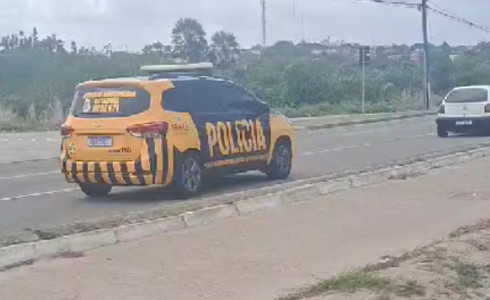 Motorista de carro com licenciamento vencido foge da Polícia Militar e provoca perseguição na CE-040