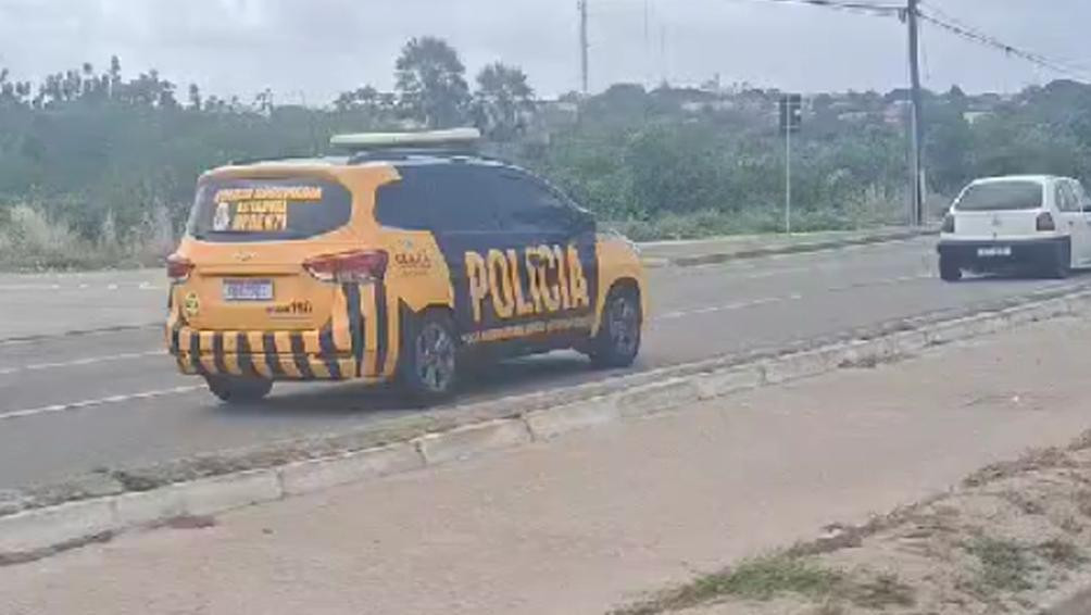 Motorista de carro com licenciamento vencido foge da Polícia Militar e provoca perseguição na CE-040