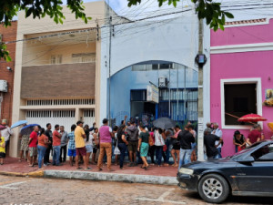 Agricultores formam grande fila para receber sementes do Hora de Plantar com boas chuvas em Barbalha