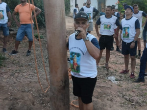 Carregadores e devotos hasteiam pau de bandeira de São Sebastião