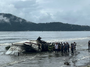 Jatinho ultrapassa a pista do aeroporto de Ubatuba, vai parar na praia e explode; piloto morreu