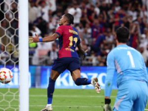 Raphinha dá show, e Barcelona ganha a Supercopa da Espanha com massacre contra o Real