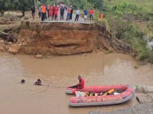 Três pessoas morrem após trecho de rodovia ceder durante fortes chuvas em Sergipe