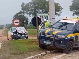 Três pessoas morrem em acidente com carro de prefeitura e carreta em Goiás