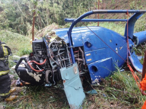 Helicóptero cai na Grande SP e duas pessoas morrem; uma criança e o piloto são resgatados com vida