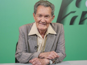 Jornalista esportivo Léo Batista, o dono da voz marcante, morre aos 92 anos