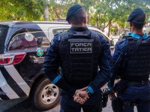 Homem toca partes íntimas de passageiro em ônibus, descobre que vítima é policial e é detido