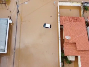 Carro fica submerso após forte chuva em Juazeiro do Norte